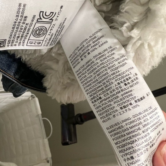 Levi’s Cropped Sherpa Trucker Denim Jacket Size Medium - Picture 6 of 6